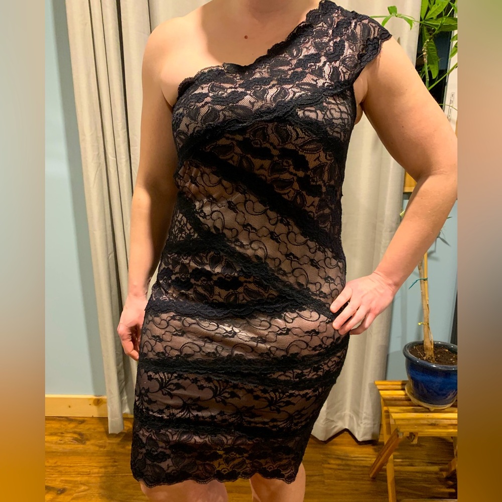 Bodycon lace dress. Suzy shier